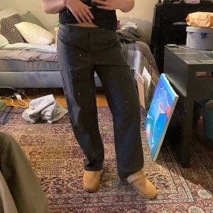 Kostymbyxor - Mörkgrå kostymbyxor, mönstret är vitgråspräckligt.