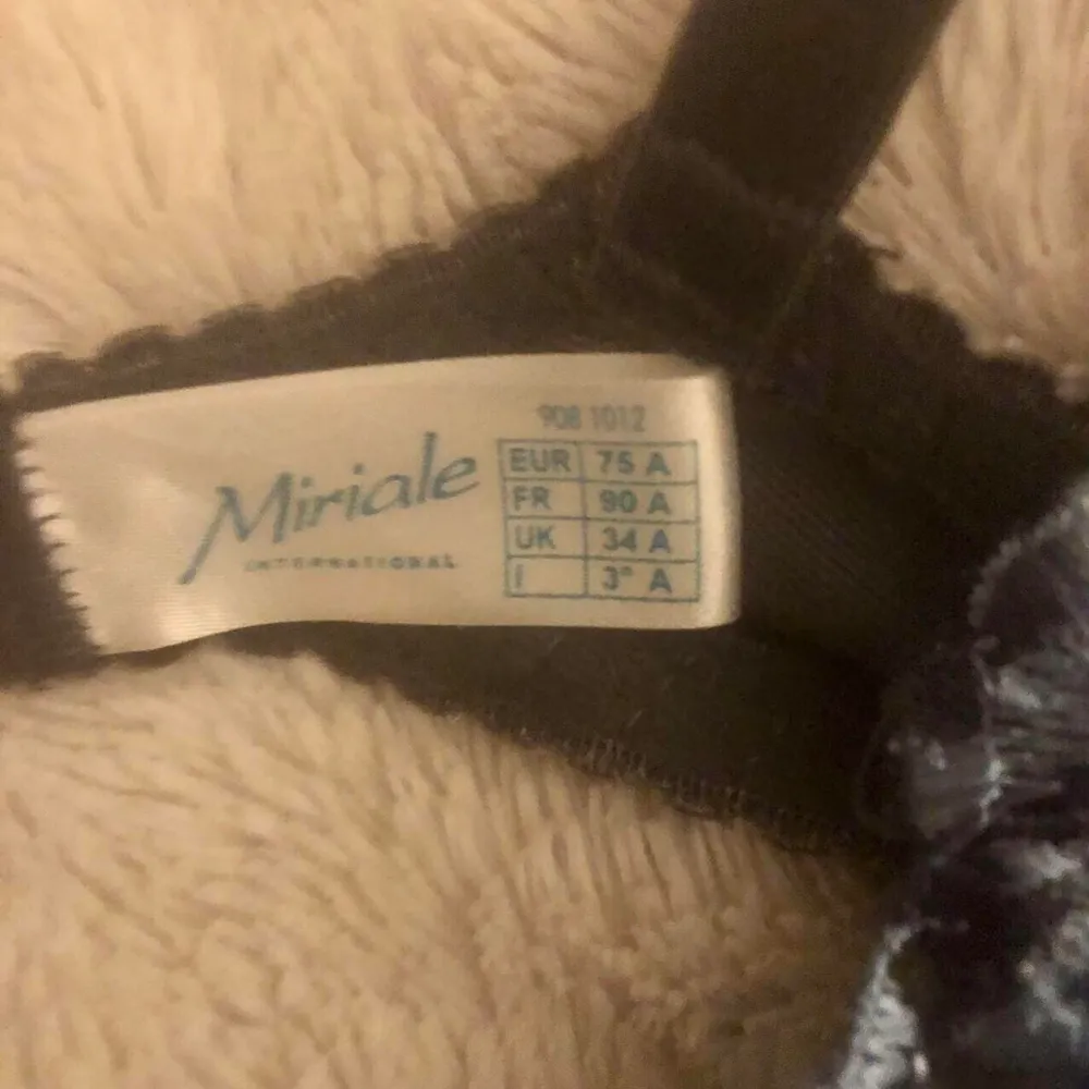 Thrifted designer bra, size 75A petite. In the colors dark blue and light blue! There’s a little stretch but not a lot  Measurements taken laying flat down  Bust: 33cm to 38cm. Övrigt.