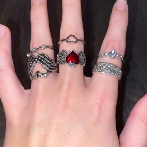 RINGAR - Olika ringar med olika modeller. Alla ringar sitter perfekt runt mitt finger som är 6cm runt. Man kan köpa alla eller en i taget. Var och en kostar 10kr men pris kan diskuteras.