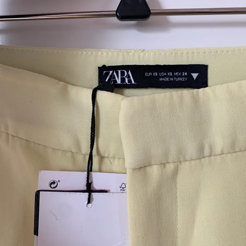 Säljer mina ljusgula lågmidjade/midrise kostymbyxor från Zara som aldrig är använda och prislappen är kvar. Köparen står för frakt💘. Jeans & Byxor.