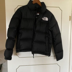 The north face jacka  - Säljer min the north face jacka då den inte kommer till användning. Använde den  ungefär halva förra vintern. Men den har inga skador alls. Ser ut som ny. Storlek xs men passar även mig som har S. Skriv privat vid intresse, frågor eller för fler bilder!❤️