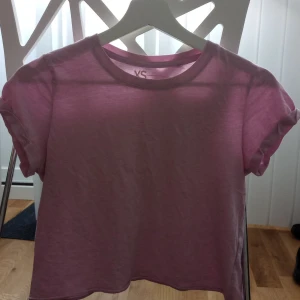 Baby pink T-Shirt size XS - The T-Shirt is worn like 2 time . Is pretty and still like brand new. If you are interested text me . I live i Södertälje near by Stockholm.  