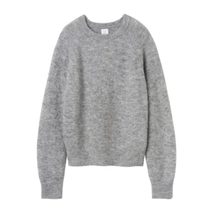 Carin Wester tröja - Säljer en fin stickad tröja från Carin Wester. Lätt att stylea och passar till allt. Är använd men fortfarande fint skick, pyttelite nopprig på insidan av armen men inget som syns. Är i strl XS men passar allt från XS-M. Skriv vid eventuella funderingar eller om fler bilder önskas.🤍 Vid flera intresserade blir det budgivning