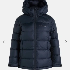Peak performance jacka  - Säljer min väldigt sparsamt använda dunjacka. Storlek M , black (050). Inköpt 2022 (4200kr) och är i väldigt fint skick. 