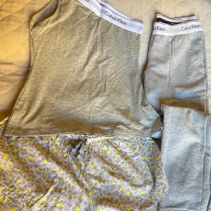 Calvin Klein  - Calvin Klein topp, joggers och pyjamasshorts.  Toppen är one-shoulder.  Byxorna är style # 000QS5716E Allt är köpt på NK i Stockholm för några år sedan.
