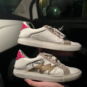 Zadig  - Säljer dessa fina Zadig Voltaire skor.  TRYCK INTE PÅ KÖP NU