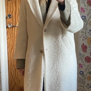 Vit kappa ZARA - Säljer en vit kappa ifrån ZARA. Den är i använt skick, lite nopprig och ena flickan är sönder ( men det är inget som syns utåt. Annars väldigt fin😍😍köpte den för 1200kr