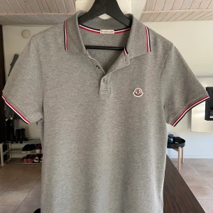 Moncler Pike - Moncler pike skick 9/10 storlek S. Qr kod finns bara att skriva för fler bilder osv då koden kan bli använd för mycket och då sluta fungera :)