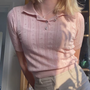 Söt blus/topp - Jättesöt stickad rosa blus från Chiquelle. Knappt använd och är därför i nyskick. Funkar både till vardags samt finare evenemang 🌸🌸🎀