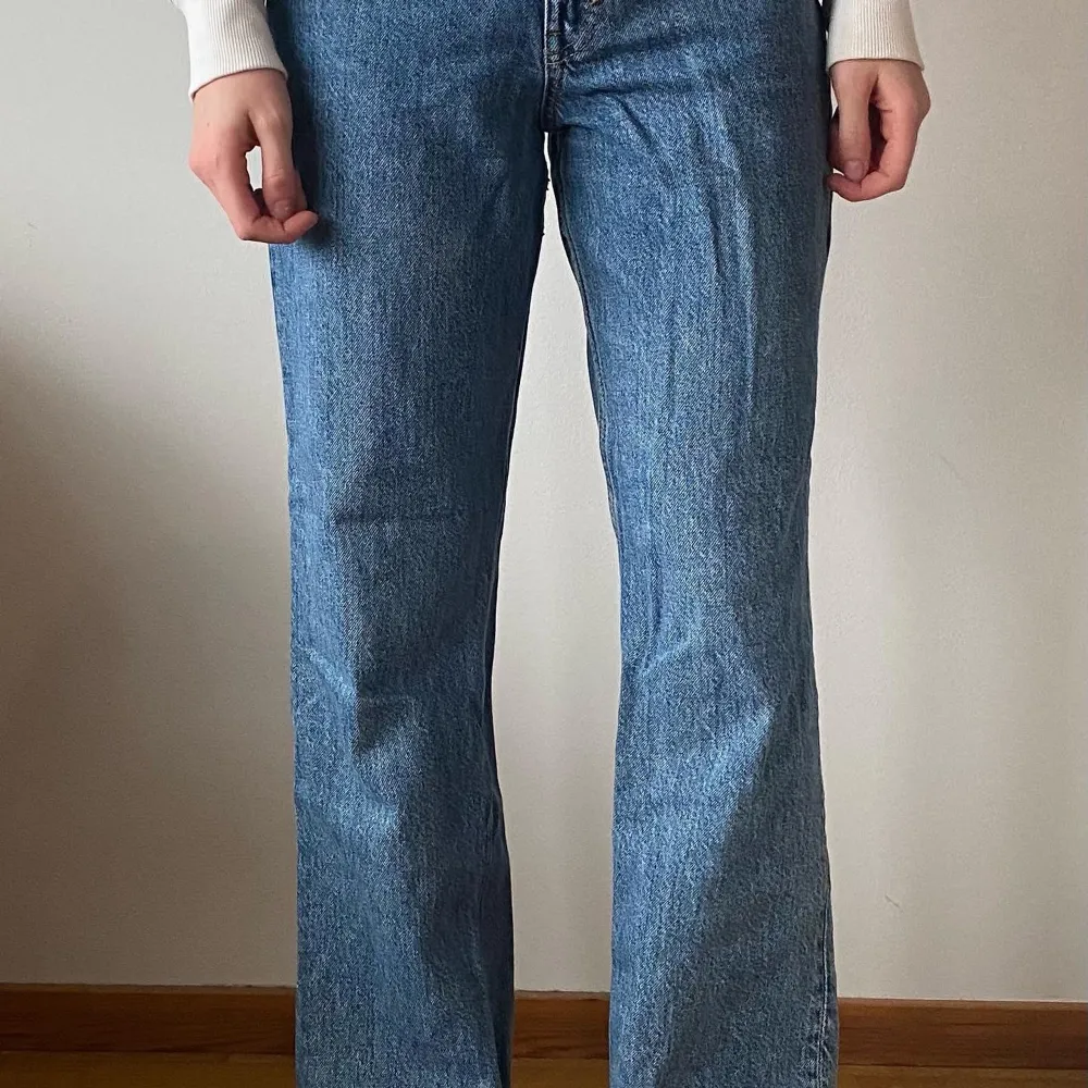 Monki Baggy Jeans   Pris: 199kr  Storlek: 27  Modellen är 168cm och väger 58kg, har vanligtvis på sig 36 i byxor och S/XS i tröjor. Jeans & Byxor.