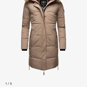 Navahoo vinterjacka dam - Helt ny vinterjacka till dam.  Storlek L. Köpte en annan och denna blek kvar liggandes.  Nypris är över 1500kr. 💗  Länk-  https://www.zalando.se/navahoo-halina-parkas-taupe-nap21u00t-b11.html?size=XXL&allophones
