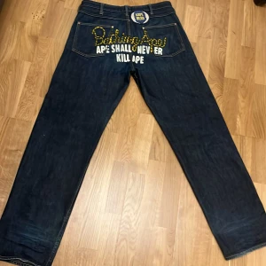 Bathing ape jeans - säljer mina bathing ape/ bape jeans då dom inte används längre. Mycket ovanliga i sverige. Väldigt bra skick för att vara från 2000. Storlek L eller W: 34 L: 33. Köpta i sverige. Tradear gärna