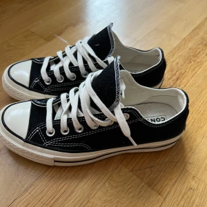 Converse - Säljer mina endast testade Converse. Säljer pga dom är lite små. Finns inget att anmärka på. 