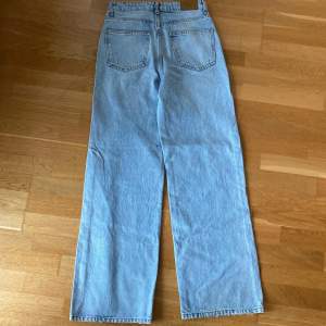 Gina Tricot Perfekt jeans Wide High Waist  Pris: 199kr  Storlek 36  Modellen är 168cm och väger 58kg och har vanligtvis på sig 36 i byxor och S/XS i tröjor