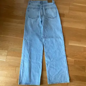 Gina Tricot Perfekt jeans Wide High Waist  Pris: 199kr  Storlek 36  Modellen är 168cm och väger 58kg och har vanligtvis på sig 36 i byxor och S/XS i tröjor