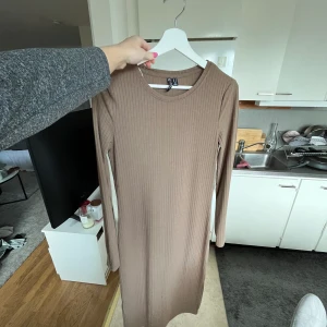 Brun klänning 🤎 - Brun klänning från Nelly, men märket är pieces. Snygg till hösten, är lång och sitter tajt men är i ett skönt material!🤎