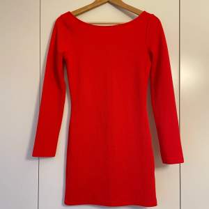 Röd klänning från H&M i fint skick, långärmad, figursydd, sparsamt använd.  Storlek M  Hör gärna av dig vid frågor!