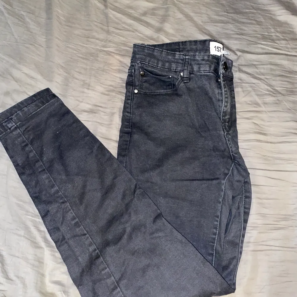 Svarta skinny jeans från Lager 157 Stl. M Bra skick, använda två gånger . Jeans & Byxor.