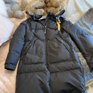 Parajumper jacka - Parajumper jacka dam Long bear  Storlek M Prislapp och extraknappar och allting finns. Kan skickas samt mötas upp runt Malmö.  Nypris: 11000kr Pris: 5000kr