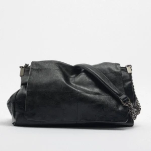 Axel väska med lock rock  - !Lånade bilder från Zara! Säljer denna sprillans nya väska från Zara pågrund av att den inte kommer till användning. Slutsåld överallt!