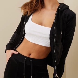 Juciy Couture Kofta - En svart Juciy Couture kofta i nyskick. Inga defekter och använd ett fåtal gånger!💞💞