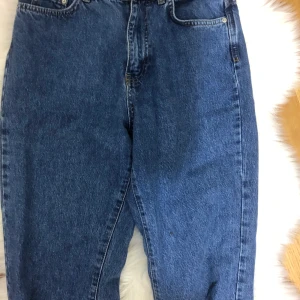 Mörka breda jeans från gina  - Breda jeans blåa 