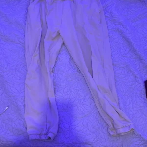 Säljer en mjukis byxa  - Har använt den 4 gånger och den har blivit för liten för mig 