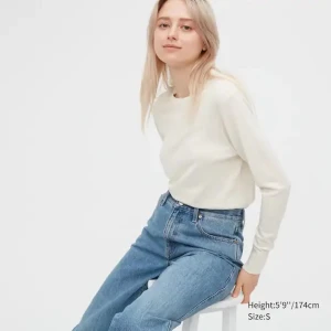 Kashmir tröja - Säljer min 100% vita kashmir tröja från uniqlo, säljer pga används inte. Som ny och endast använd några gånger. Inte nopprig. Frakt- 66kr