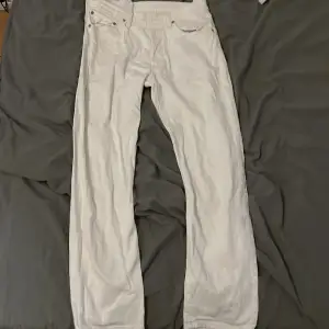 Snygga vita Levis jeans som nästan aldrig är använda 