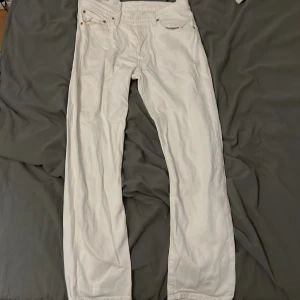Vita Levis jeans strl 29/27 - Snygga vita Levis jeans som nästan aldrig är använda 