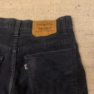 Levis Jeans - Snygga ribbade levis jeans!! De sitter midrise och är i bra skick. De är inte bootcut men de är vida längst benet så det blir en mer bootcut känsla⚡️⚡️