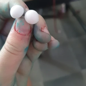 Vita plopp örhängen  - Ett par oandvända örhängen. De är som nya.