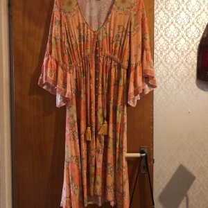 Nine life bazzar klänning hippie  - Dyr vid inköp och knappt använd men pga att den är för lång för mig så är den avklippt nedtill