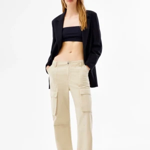 Cargobyxor Bershka  - Säljer dessa cargobyxor från Bershka i storlek 40. Anvönda ca 5 ggr. Nypris 360kr