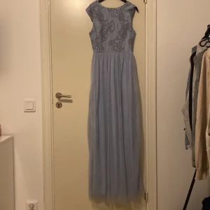 balklänning  - Säljer nu min superfina balklänning från bubbelroom. är i nyskick då den endast är andvänd en gång (på balen) . De finns två knappar på baksidan som är fastsydda men håller jättebra och höll under hela min bal-kväll . Pris är diskuterbart🫶
