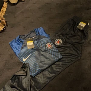 Psg tracksuit  - Säljer psg tracksuit väldigt billigt i snabb affär, etiketten finns kvar 