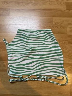 Topp - Topp med snörning  Aldrig använd 