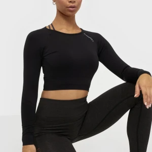 Träningstopp - Bra skick. Använd några gånger. Storlek M. Nypris 399kr