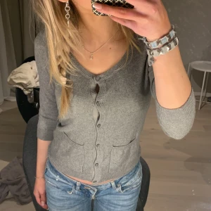 Trekvartsärmad kofta - Trekvartsärmad kofta från hollister!❤️‍🔥❤️‍🔥❤️‍🔥 Så fin🙏🏻