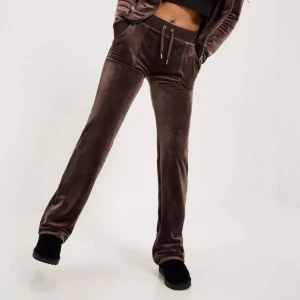 Juicy Couture byxor - bruna Juicy Couture byxor i storlek XS/S