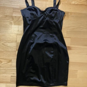 Party klänning 🫶🏻 - För liten för mig❤️ köpte den second hand och den är från H&M!