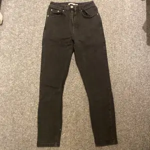 Ett par svarta jeans från NA-KD, typ ”mom jeans”. Nästan oanvända då dom blivit för småa