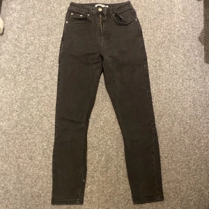 Jeans - Ett par svarta jeans från NA-KD, typ ”mom jeans”. Nästan oanvända då dom blivit för småa