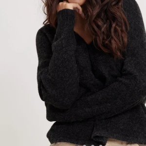 Stickad tröja  - Stickad tröja ifrån Vero Moda. Inköpt för några månader sen. Använd 2-3 gånger. Nypris 279 kr. Storlek S.