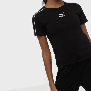 Tränings t-shirt - Bra skick. Använd några gånger. Nypris 349 kr. storlek s