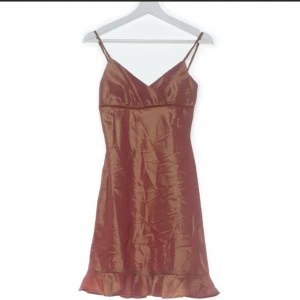 Röd/orange klänning - Superfin röd/orange klänning köpt på sellpy. Av mig är den endast testad och den är i mycket bra skick! Kan såklart skicka fler bilder om det önskas.