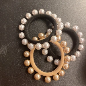 Armband/hårband med pärlor - Hej jag säljer dessa armband med vita pärlor på som också funkar till hårband! De är i jättebra skick. Jag säljer de för att de inte kommer till användning. Ni får köpa de för 3kr styck eller alla för 5kr❤️jag har köpt de för 10kr styck 