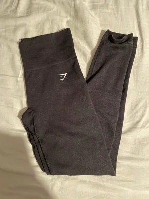 Gymshark Adapt seamless leggings  - Ett par träningsthights ifrån gymsharks Adapt seamless fleck kolletion. Endast använda 2/3 gånger. Storlek S