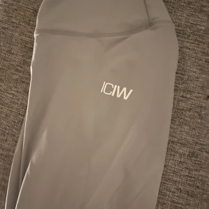 ICIW träningstights - Knappt använda, som nya. Scruch i rumpan, strechig passar nog s också 