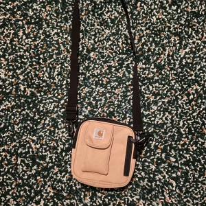 Carhartt axelväska - Har använts men är i primärt skick, Har plats för mycket i.